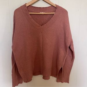 Dusty rose v neck sweater distressed hem 🌹